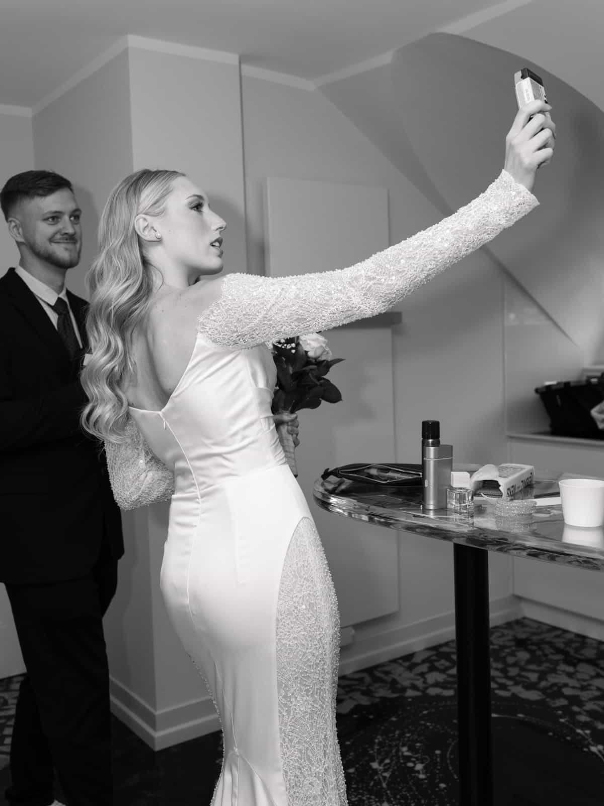 Brautpaar Selfie Hochzeit Schloss Kartzow Berlin Brandenburg