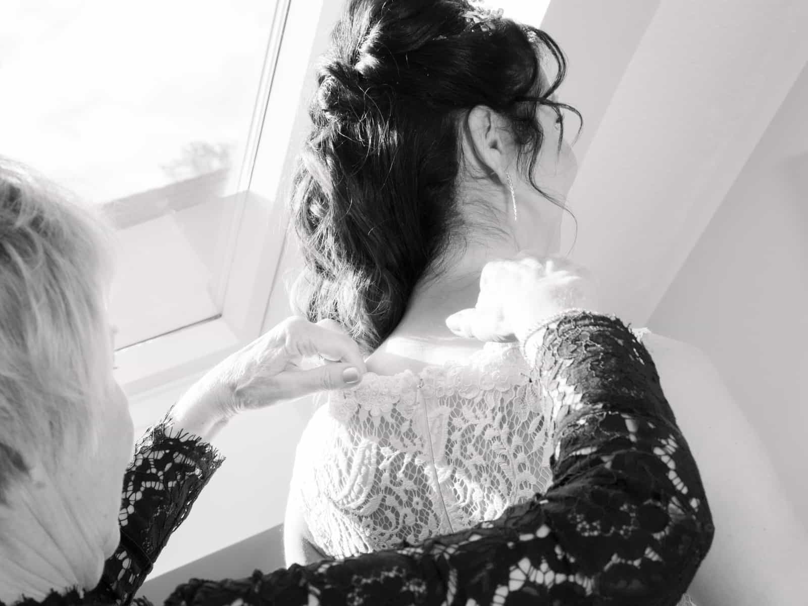 Nahaufnahme Brautkleid-Details während Vorbereitungen