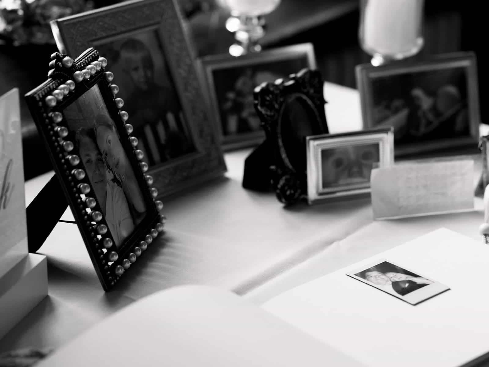 Vintage Bilderrahmen mit Familienfotos und Polaroid auf Tisch - Hochzeitsdetail Schloss Kartzow