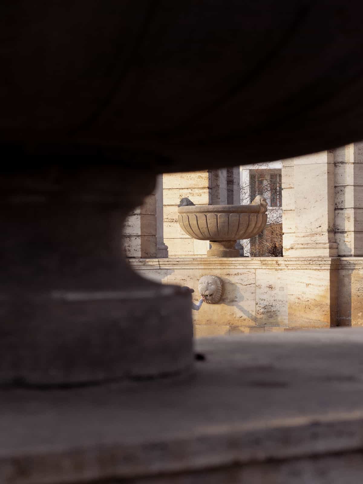 Festlich gekleidetes indisches Brautpaar in abschließendem Hochzeitsportrait