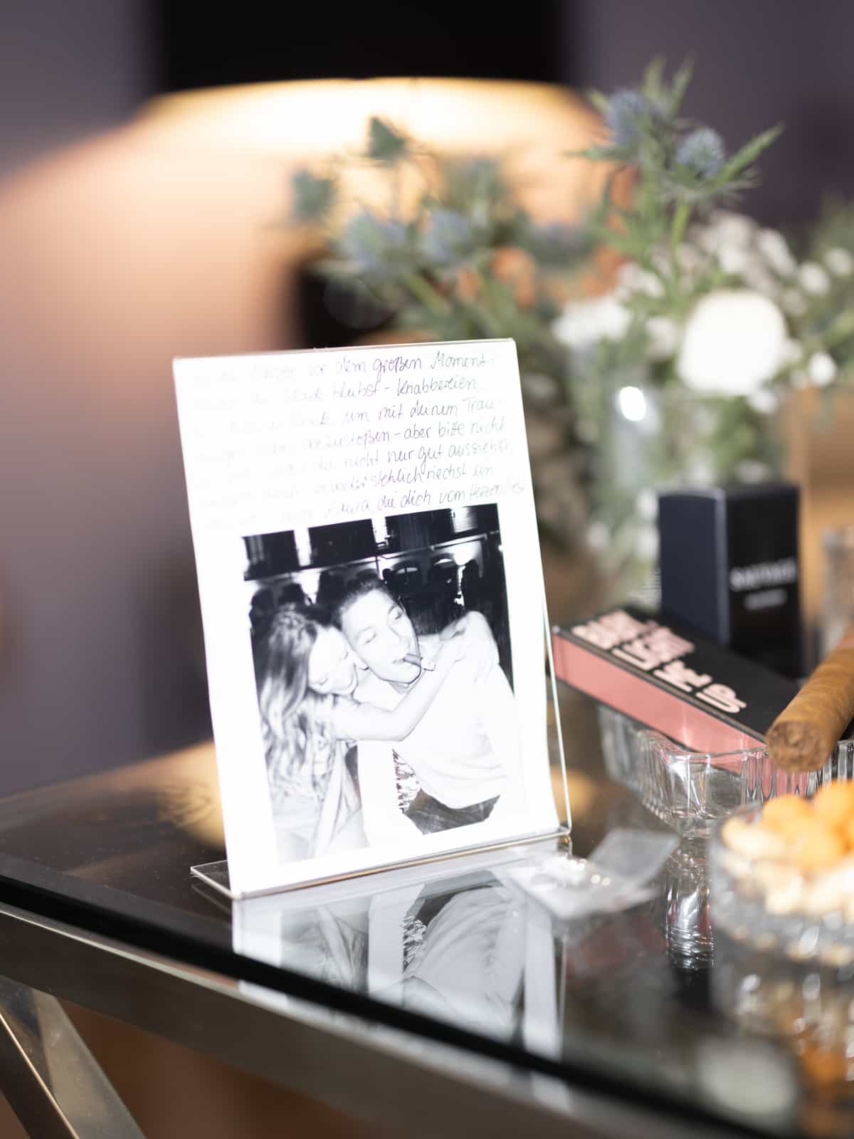 Hochzeitsdekoration mit gerahmtem Vintage Foto und Blumen auf Schminktisch, Detailfotografie Schloss Kartzow