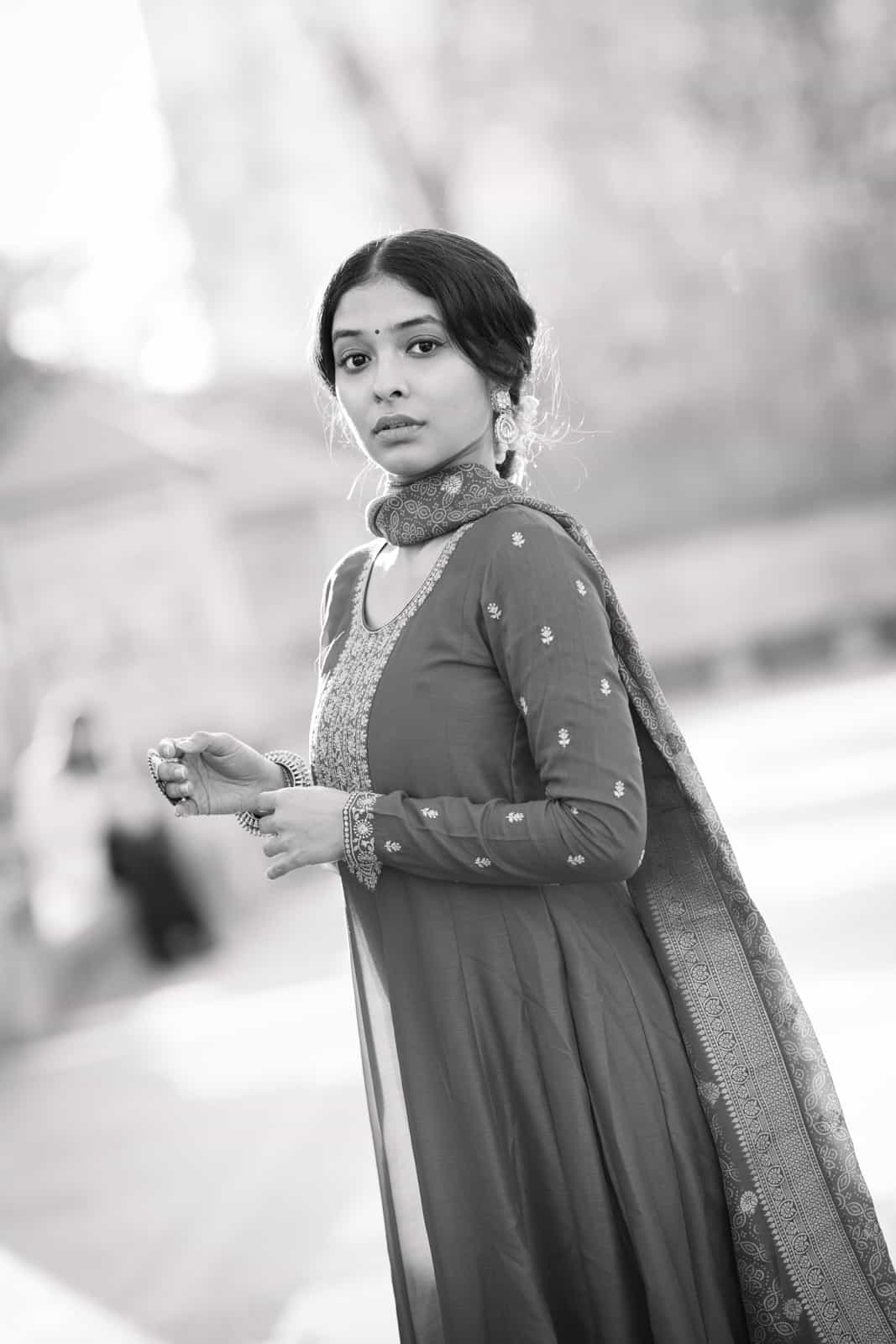 Indische Braut mit Bindi und Statement-Ohrringen, nachdenklich, Schwarzweiß