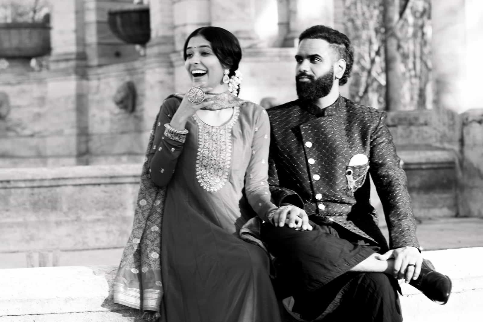 Indisches Brautpaar in traditioneller Kleidung bei Hochzeit in Berlin, Braut lacht herzlich, dokumentarische Hochzeitsfotografie