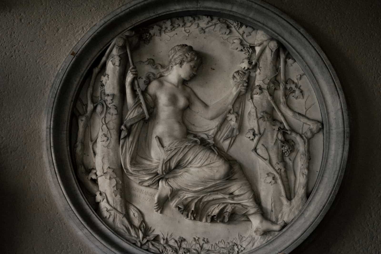 Klassisches Marmorrelief mit weiblicher Figur und Weinreben in historischer Hochzeitslocation