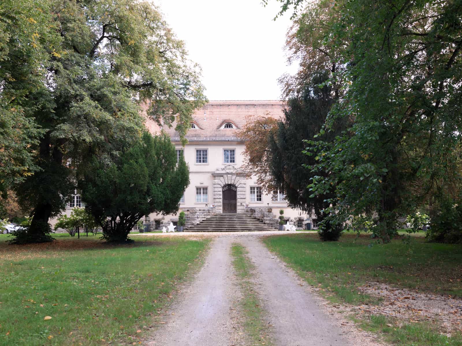 Hauptfassade Schloss Kartzow mit Zufahrtsallee bei Hochzeit
