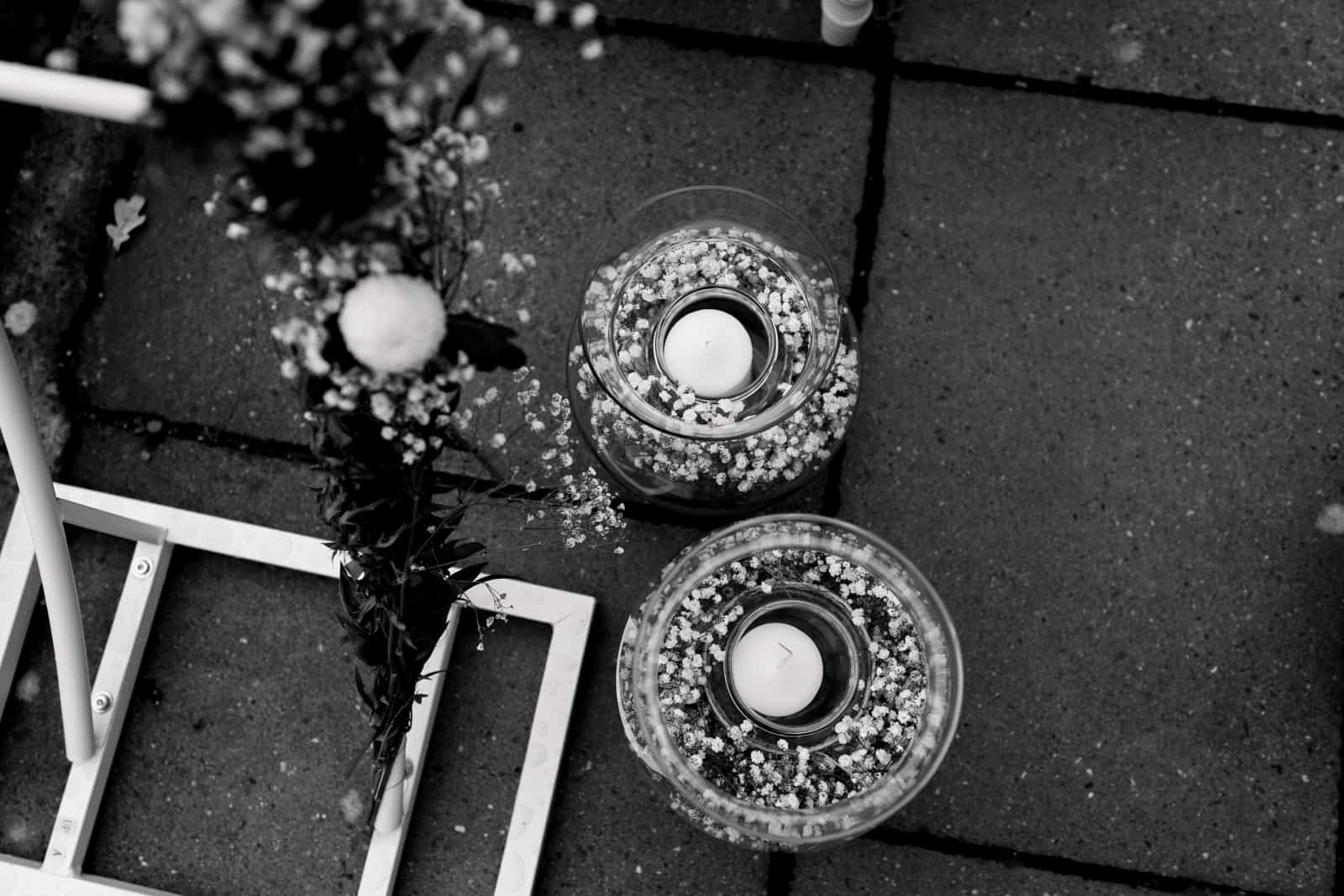 Schwimmkerzen in Glasgefäßen mit Schleierkraut als Zeremoniendekoration, Schwarzweiß