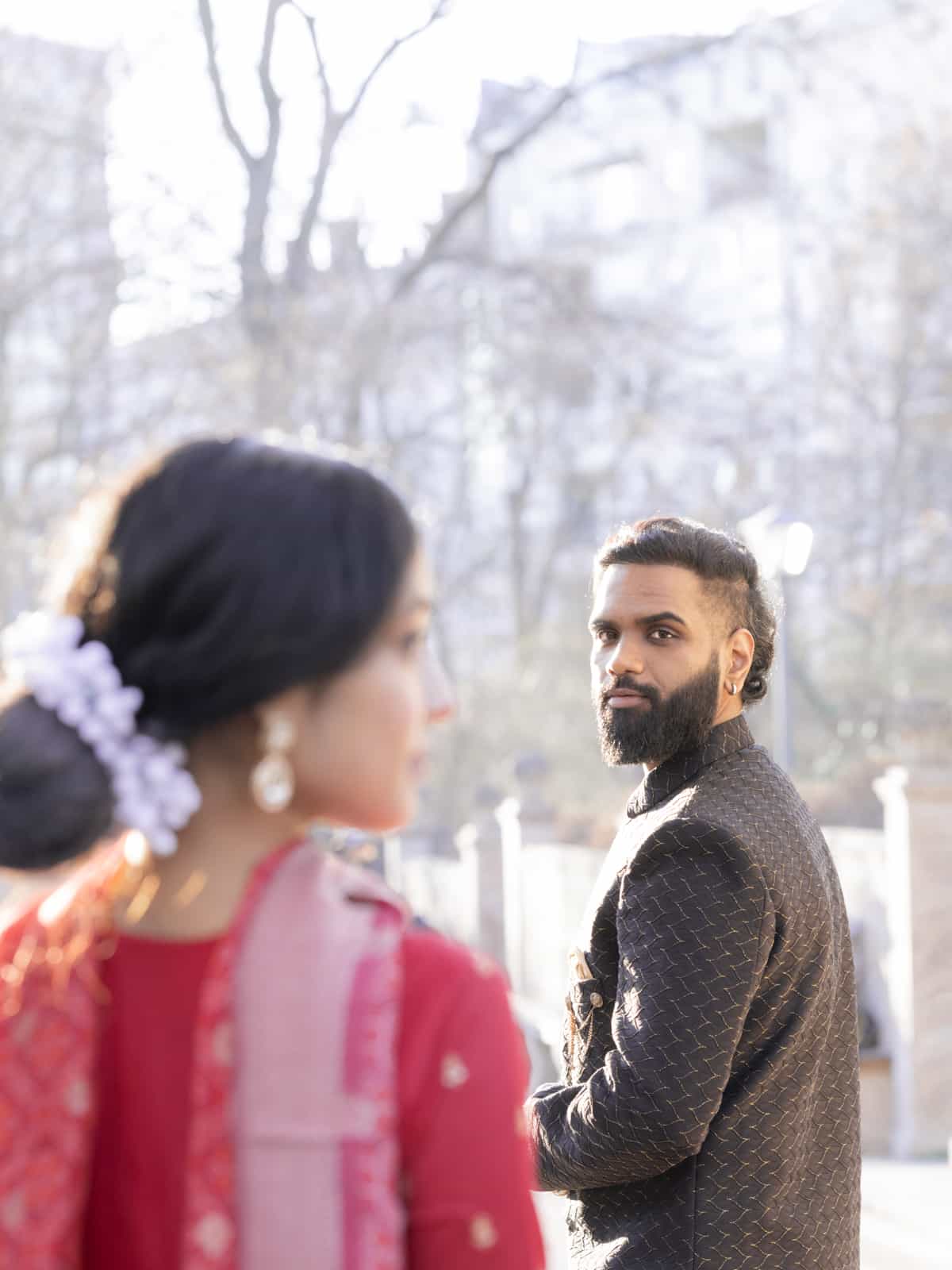 Glücklich lachende indische Braut in traditionellem roten Hochzeitsgewand