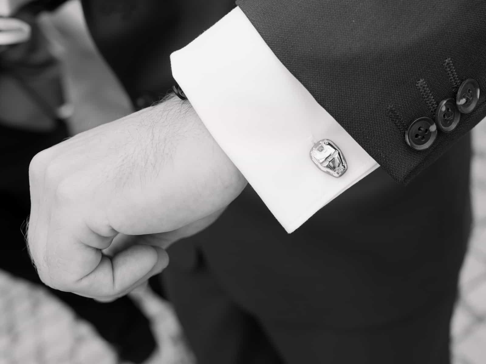 Iron Man Manschettenknopf am Hemd des Bräutigams