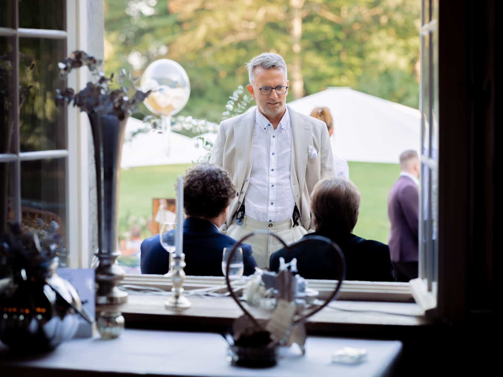 Freier Redner bei Trauzeremonie durch Fenster fotografiert - Hochzeit Schloss Kartzow