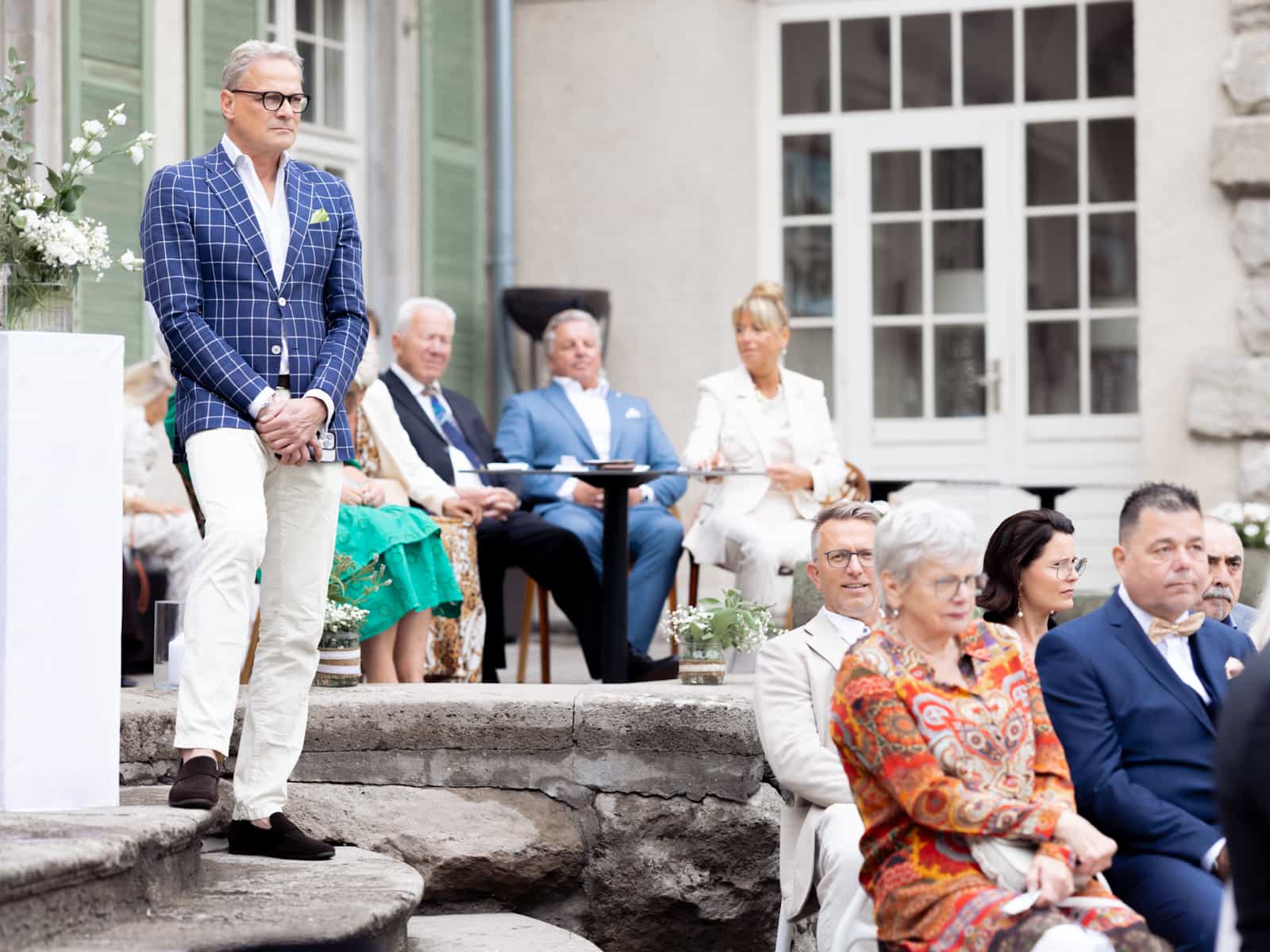 Hochzeitsfotografie Schloss Kartzow - Trauzeuge bei Hochzeitsrede vor Schlossfassade Berlin Brandenburg