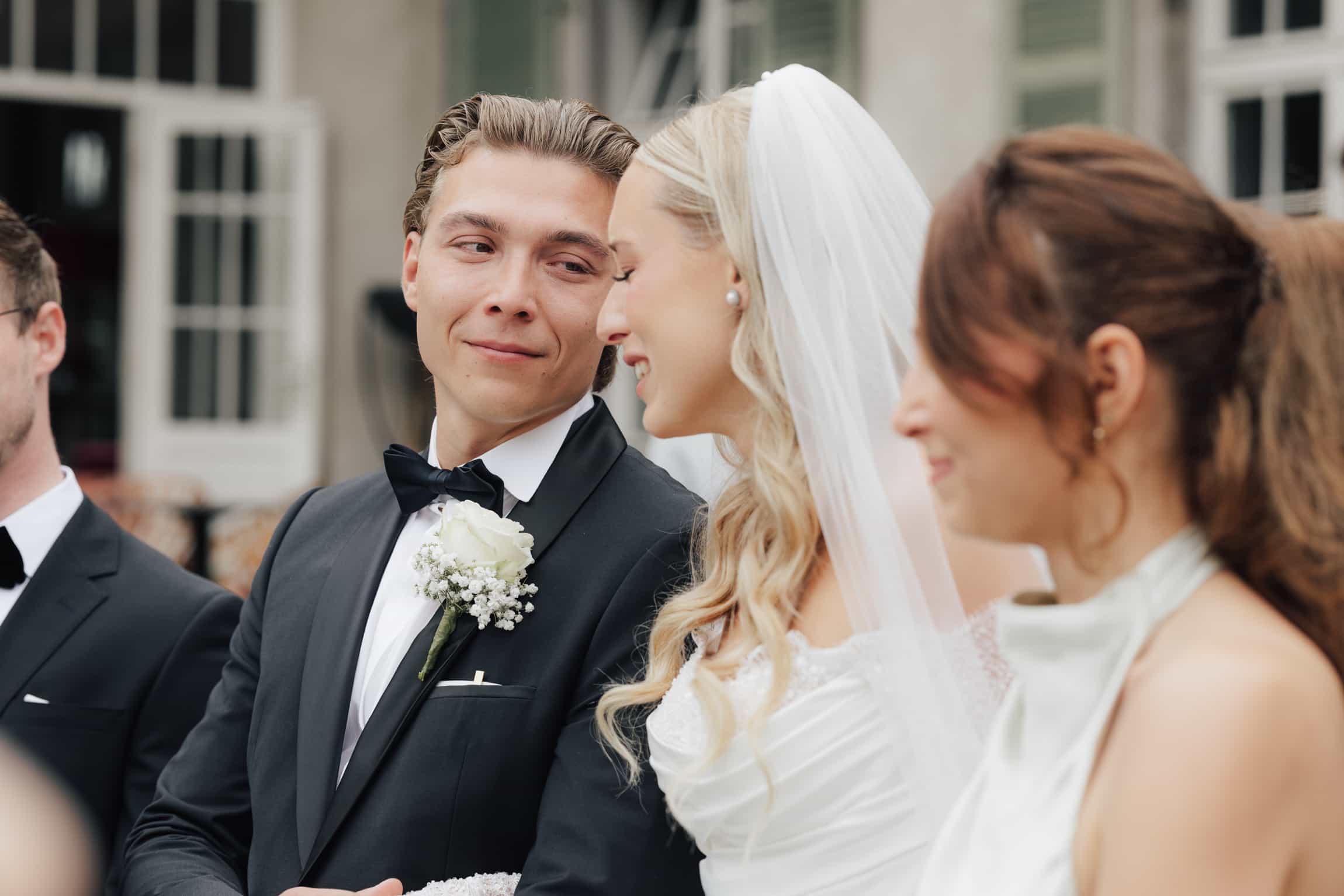Emotionaler dokumentarischer Hochzeitsmoment