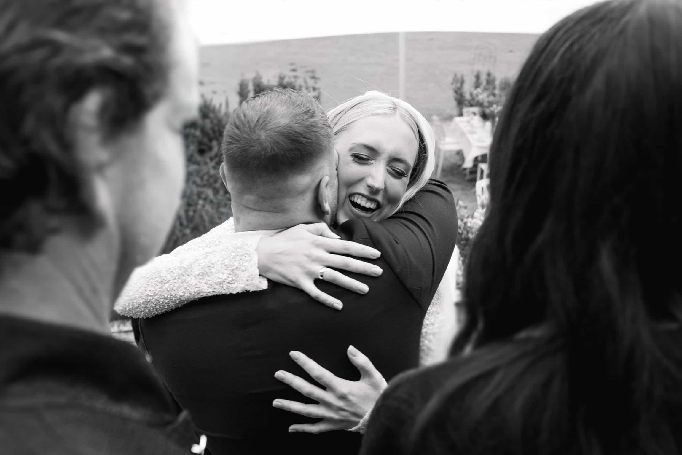 Emotionaler dokumentarischer Hochzeitsmoment