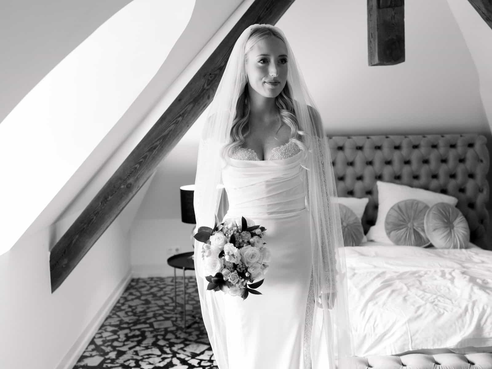 Castle wedding photography Schloss Kartzow - bride with veil and bouquet in castle room Berlin Brandenburg