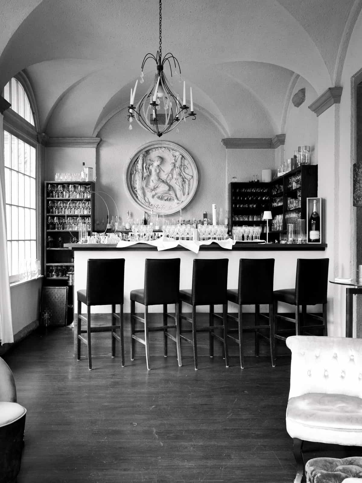 Elegant bar with vaulted ceiling and chandelier at Schloss Kartzow, wedding venue photography