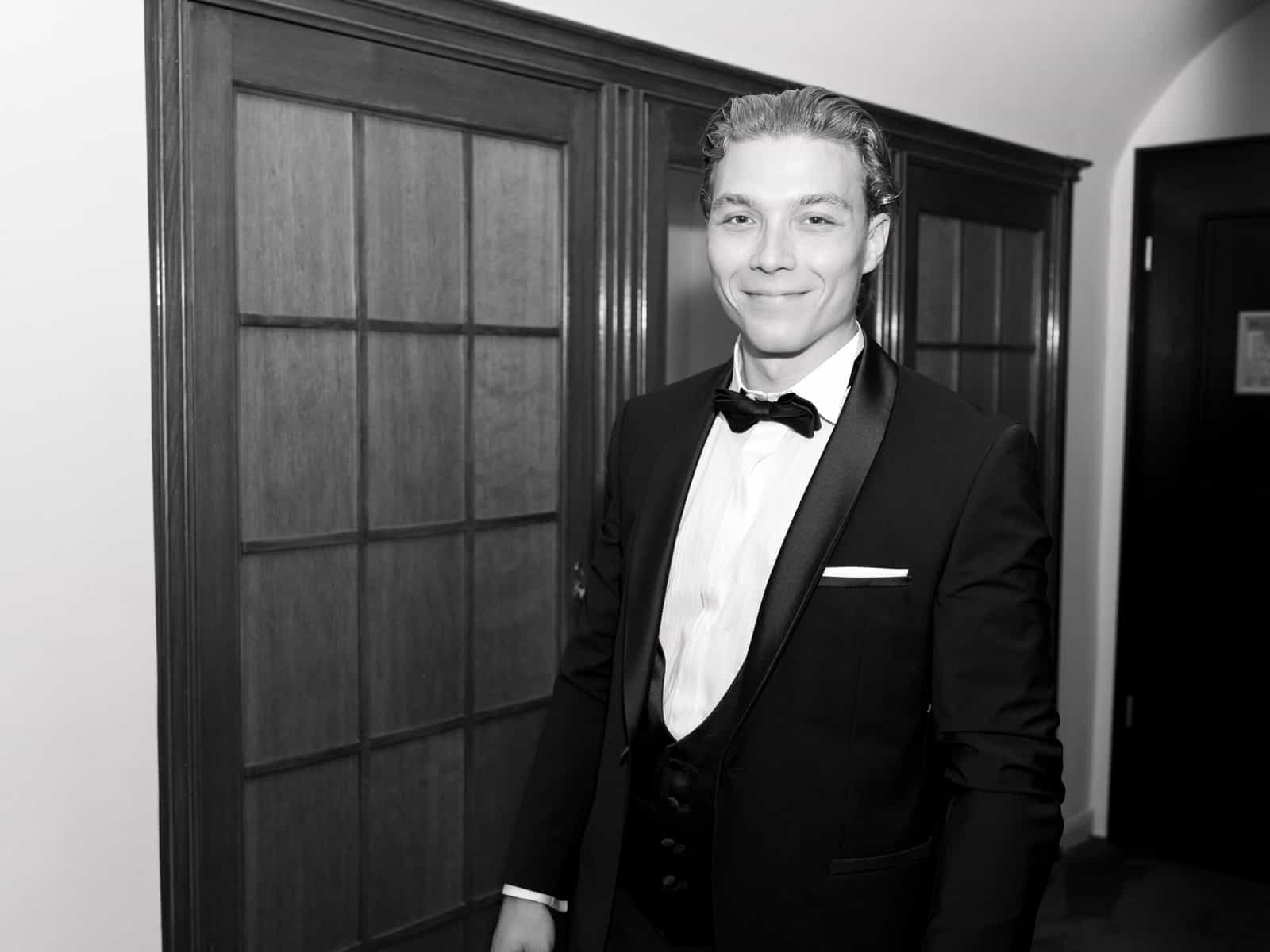 Groom in black tuxedo with bow tie, portrait wedding photography Schloss Kartzow