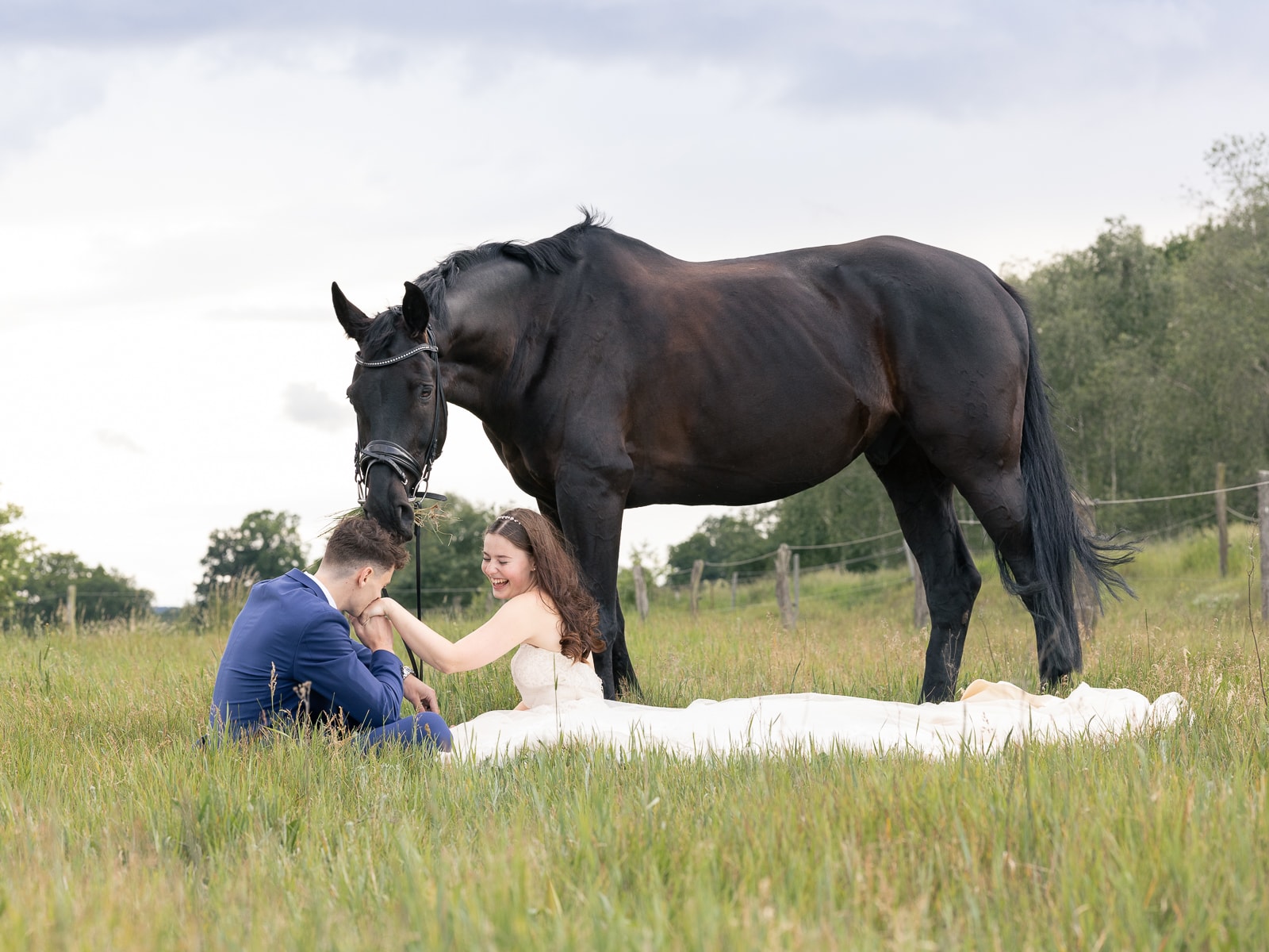 Glückliches Brautpaar mit Pferd