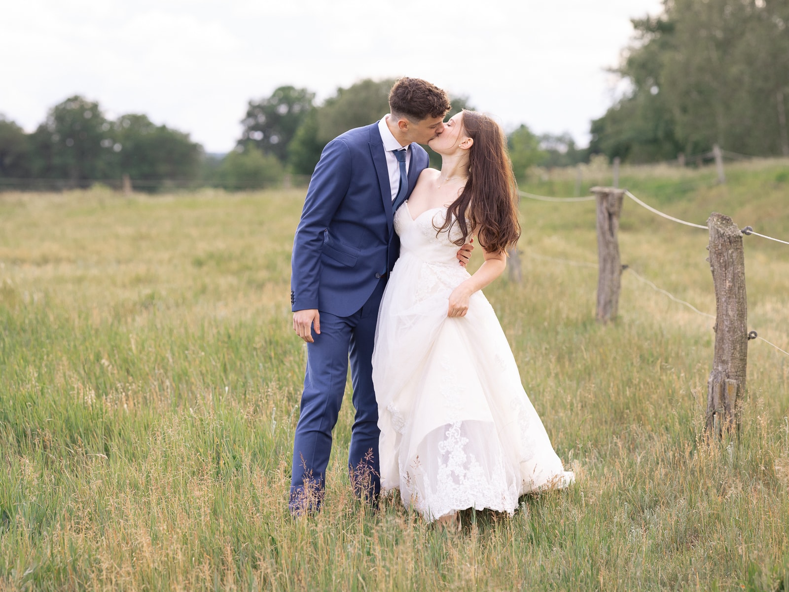 Hochzeitskuss auf Sommerwiese