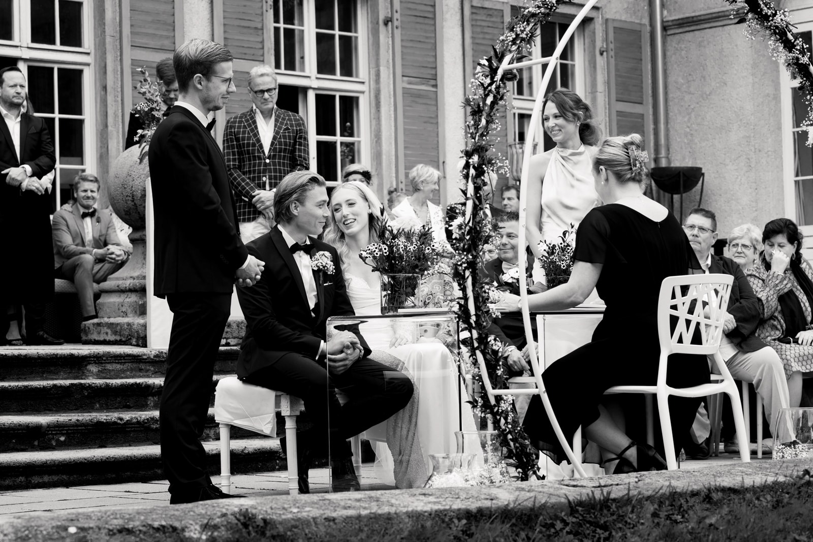 Brautpaar bei freier Trauung im Garten vor historischem Herrenhaus