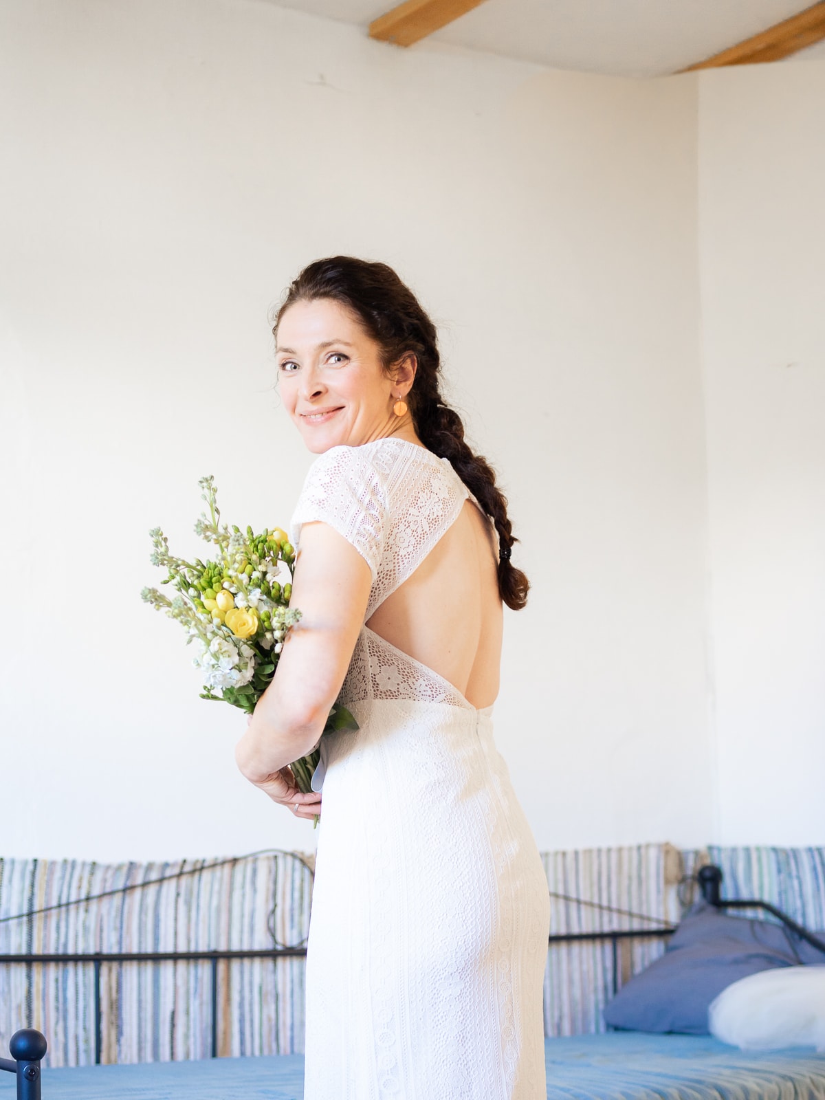Hochzeitsvorbereitungen in hellem Zimmer mit Holzbalken