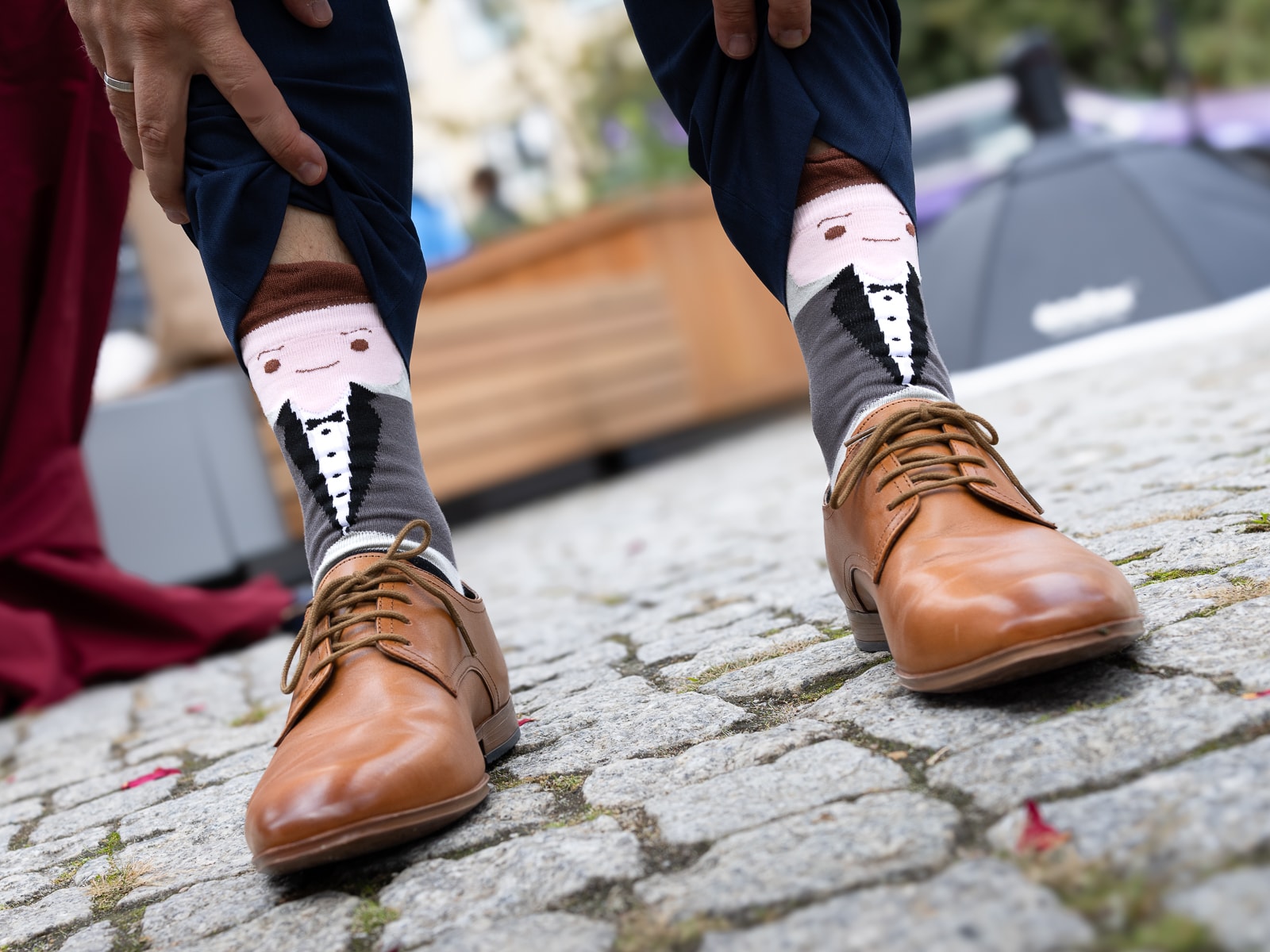 Bräutigam präsentiert lustige Socken mit Smoking-Design