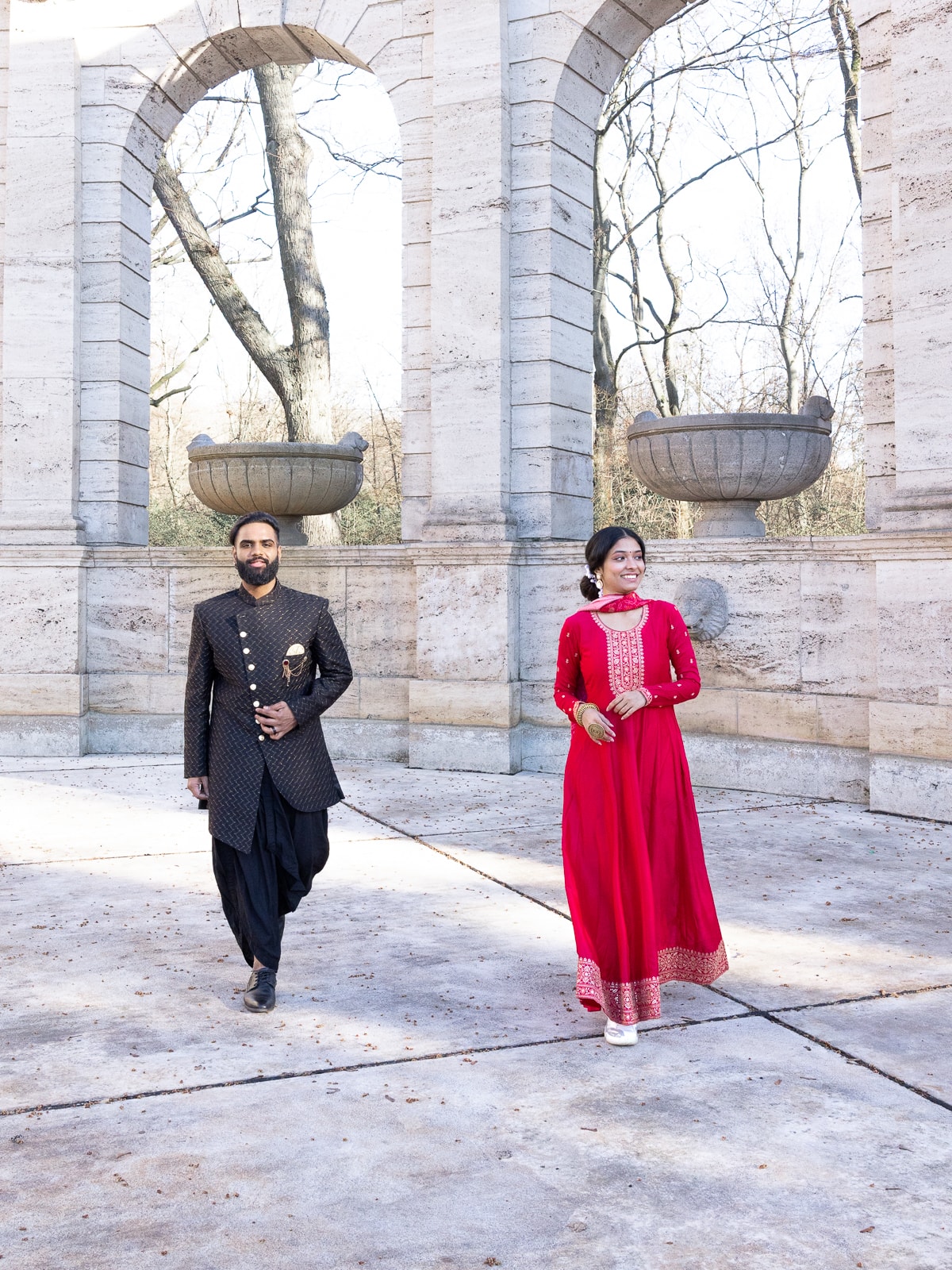 Indisches Brautpaar in voller Pracht traditioneller Hochzeitskleidung
