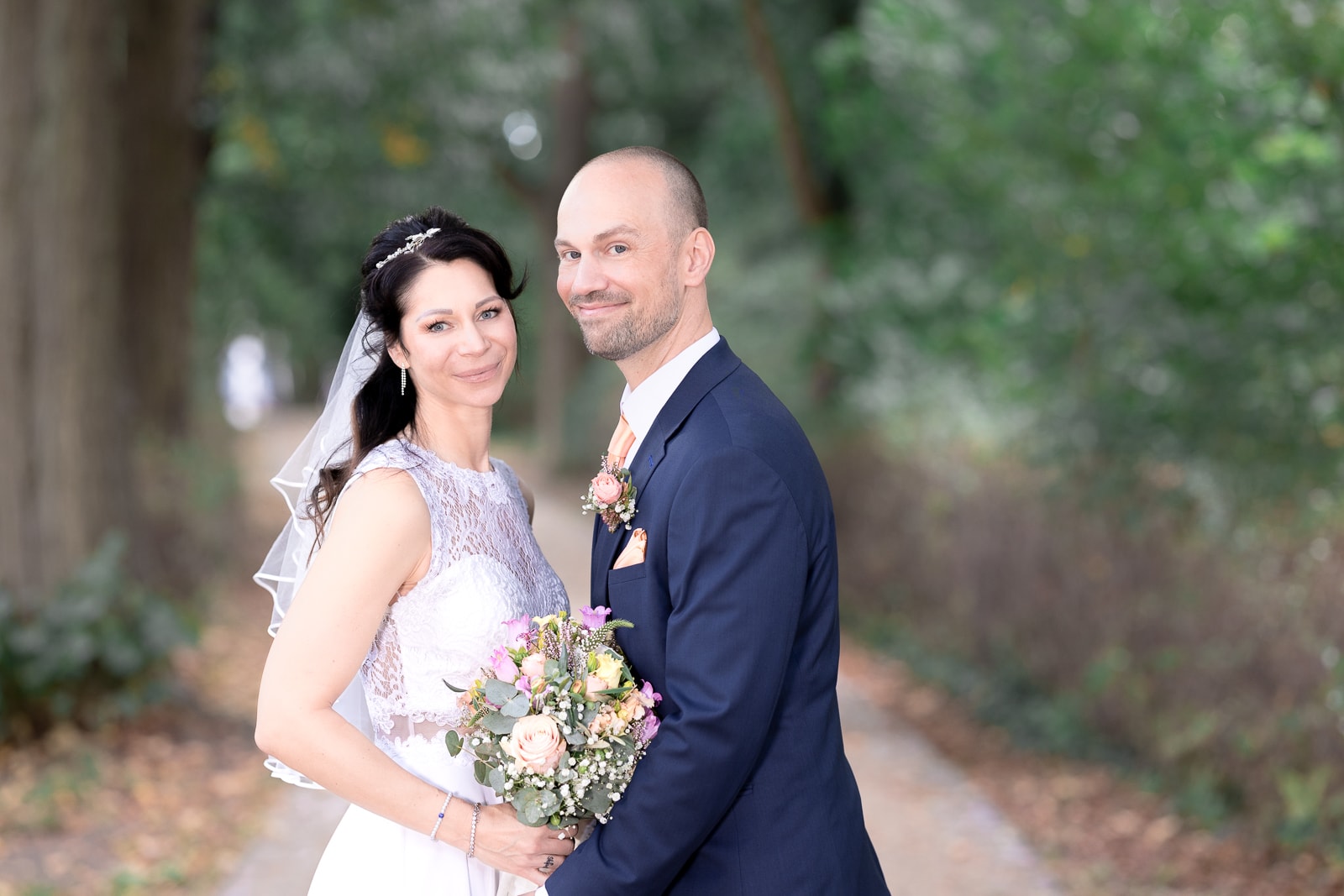 Elegant posierendes Brautpaar mit strahlendem Lächeln
