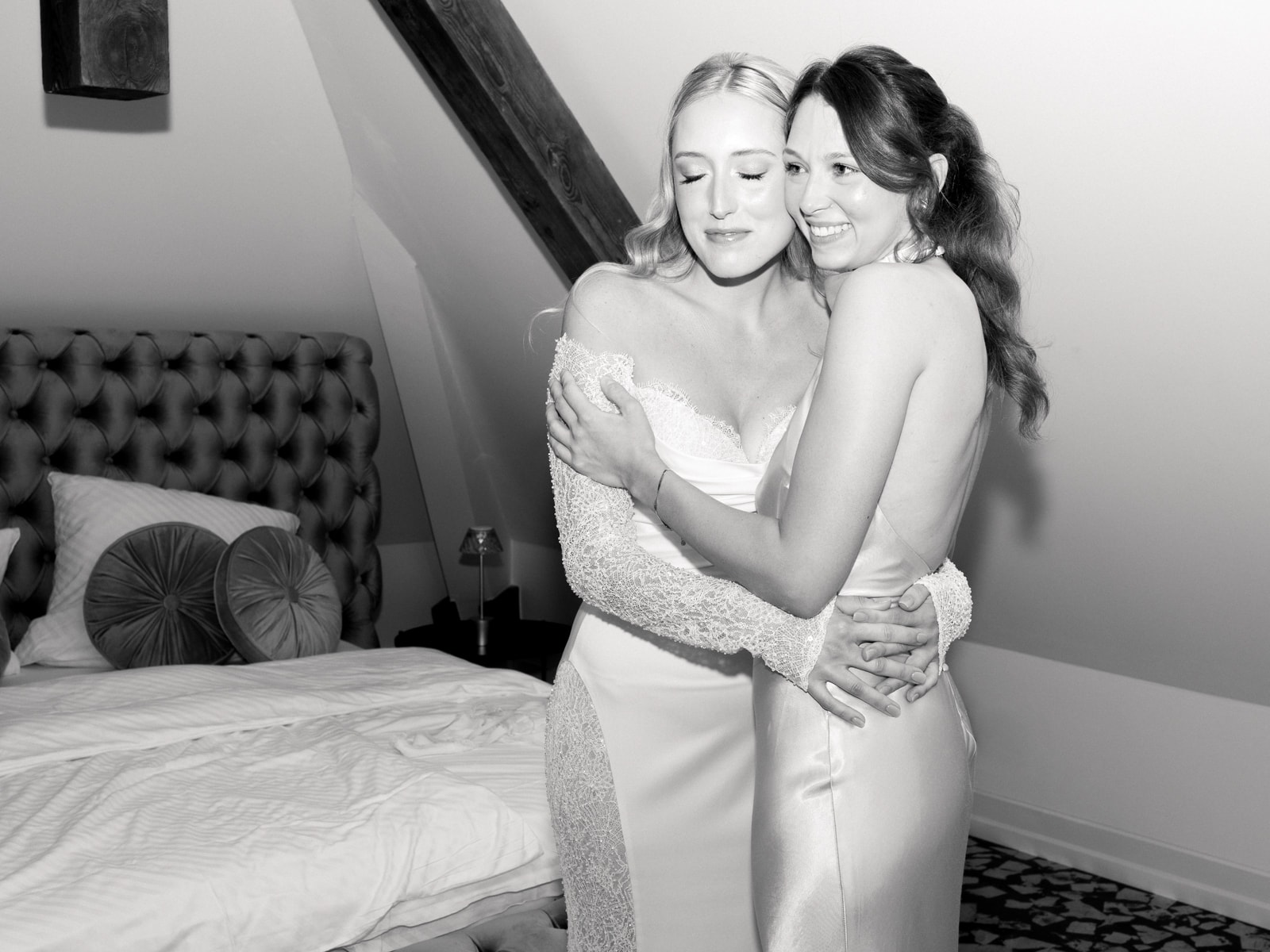 Bride bridesmaid embrace getting ready Schloss Kartzow wedding