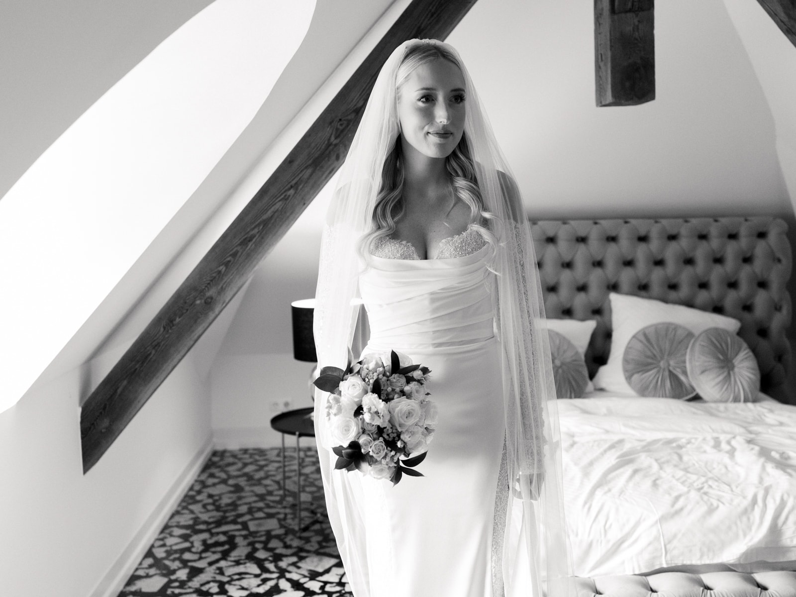 Castle wedding photography Schloss Kartzow - bride with veil and bouquet in castle room Berlin Brandenburg