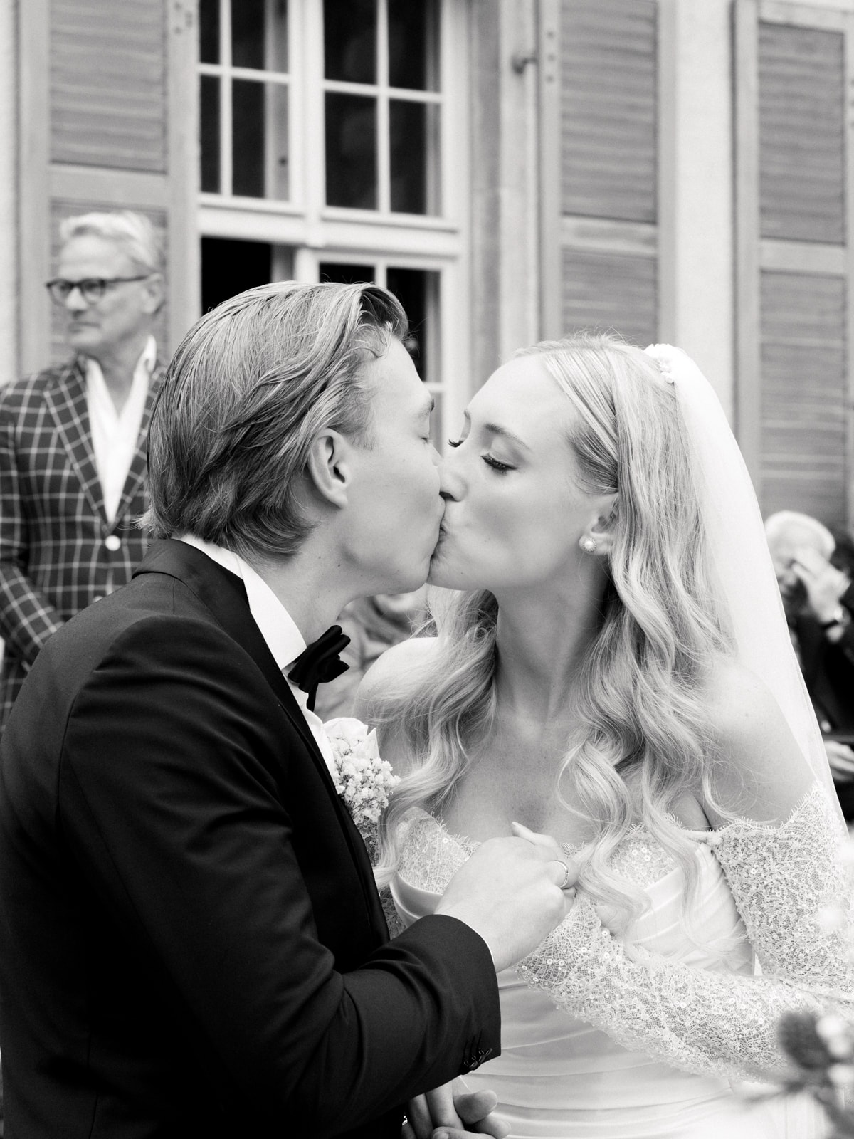 Wedding couple kissing for the first time as married couple at Schloss Kartzow in black and white