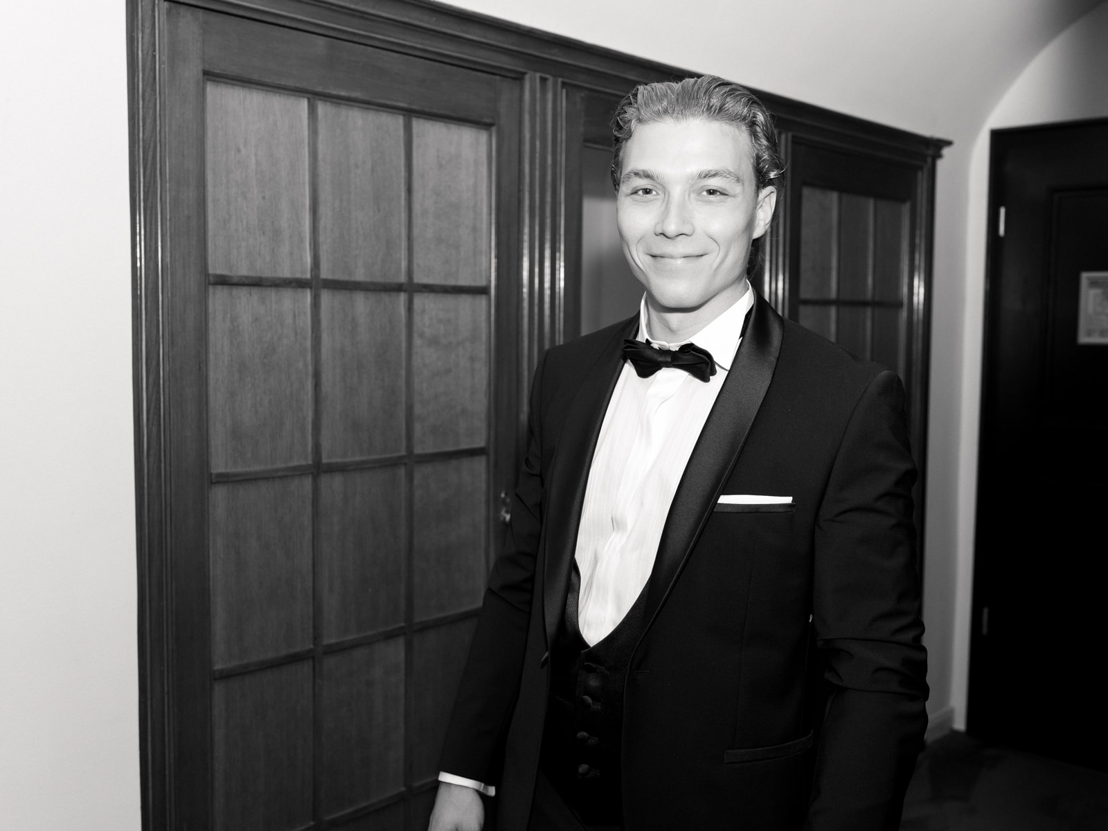 Groom in black tuxedo with bow tie, portrait wedding photography Schloss Kartzow