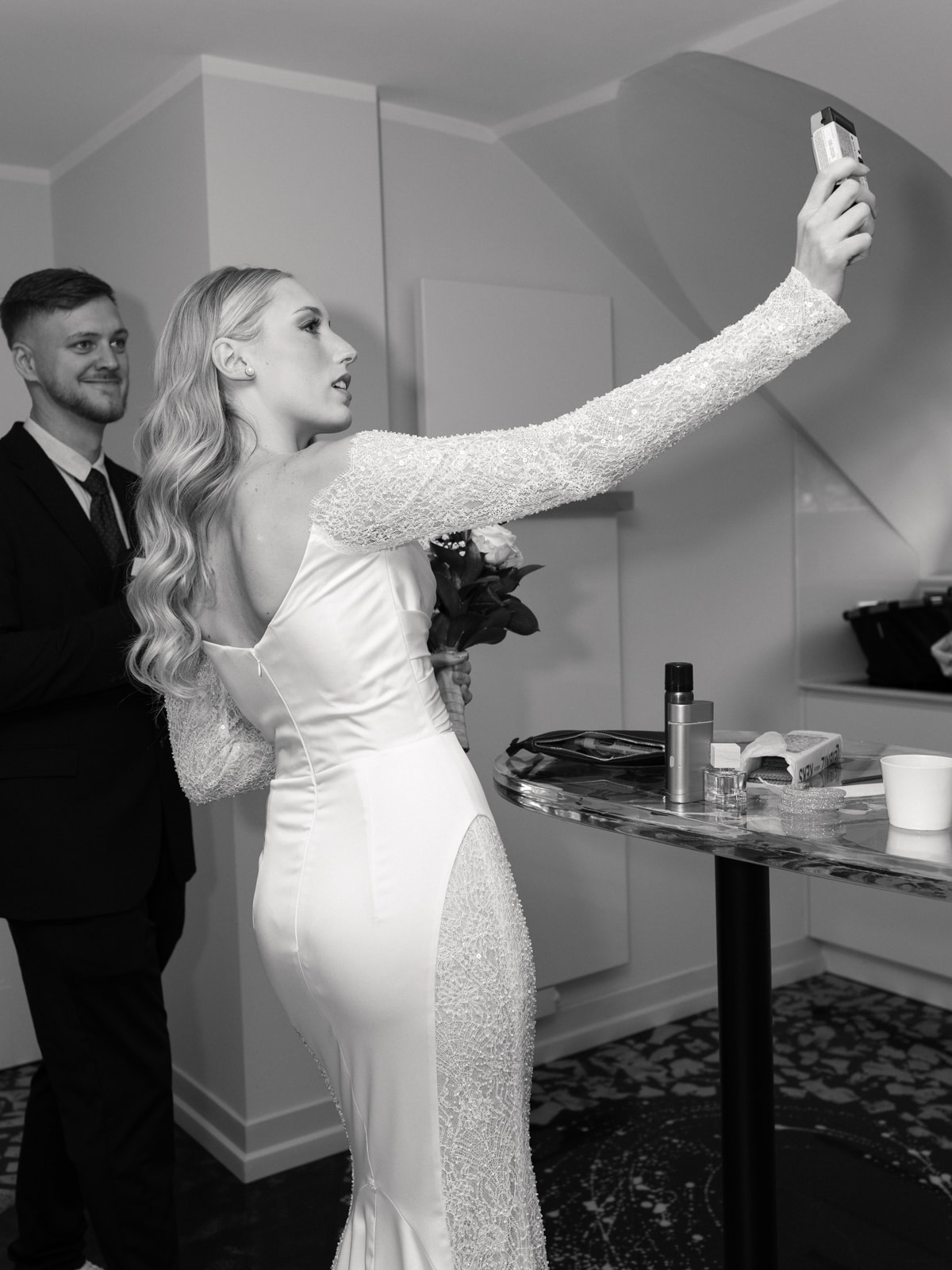 Wedding couple selfie castle wedding Schloss Kartzow Berlin Brandenburg