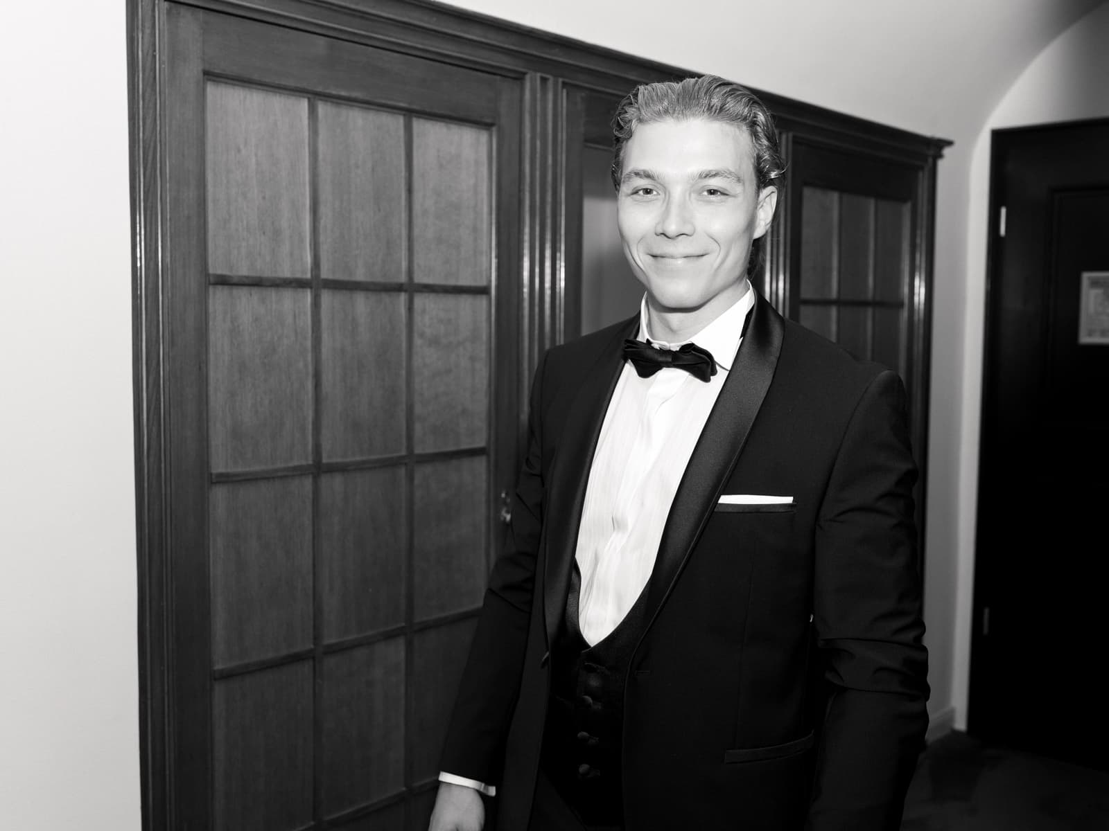 Bräutigam in schwarzem Smoking mit Fliege, Portrait Hochzeitsfotografie Schloss Kartzow