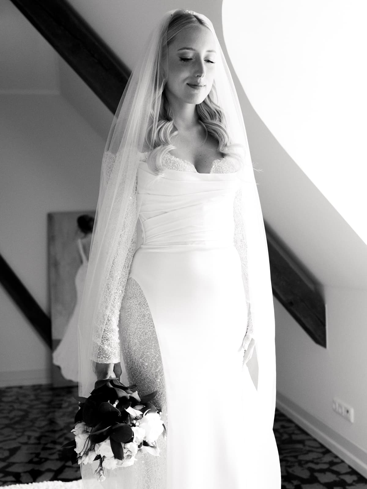 Hochzeitsfotografie Schloss Kartzow - emotionaler Brautmoment im Schlosszimmer Berlin Brandenburg