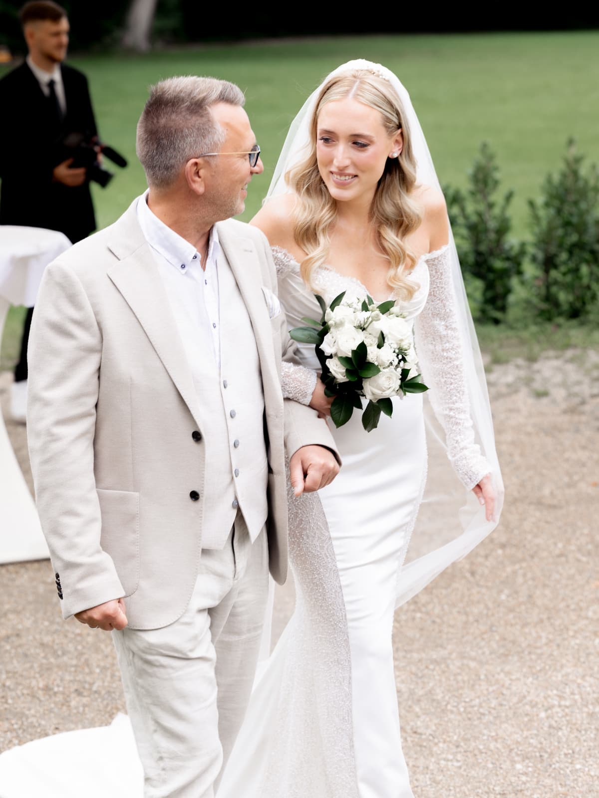 Hochzeitsfotografie Schloss Kartzow - Brauteinzug mit Vater bei Gartenhochzeit Berlin Brandenburg