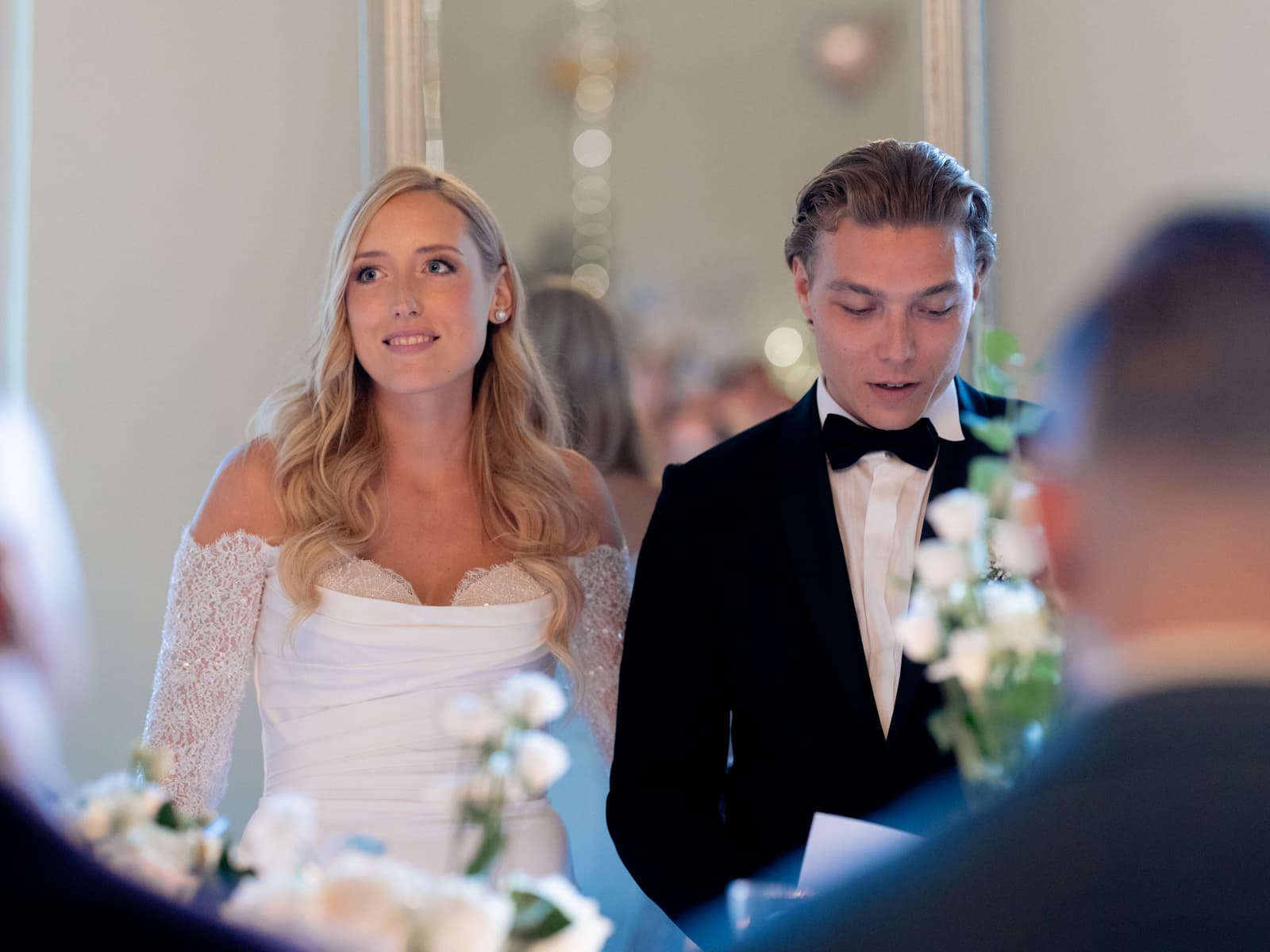 Braut und Bräutigam bei Trauzeremonie mit Bokeh-Lichtern im Hintergrund - Hochzeit Schloss Kartzow