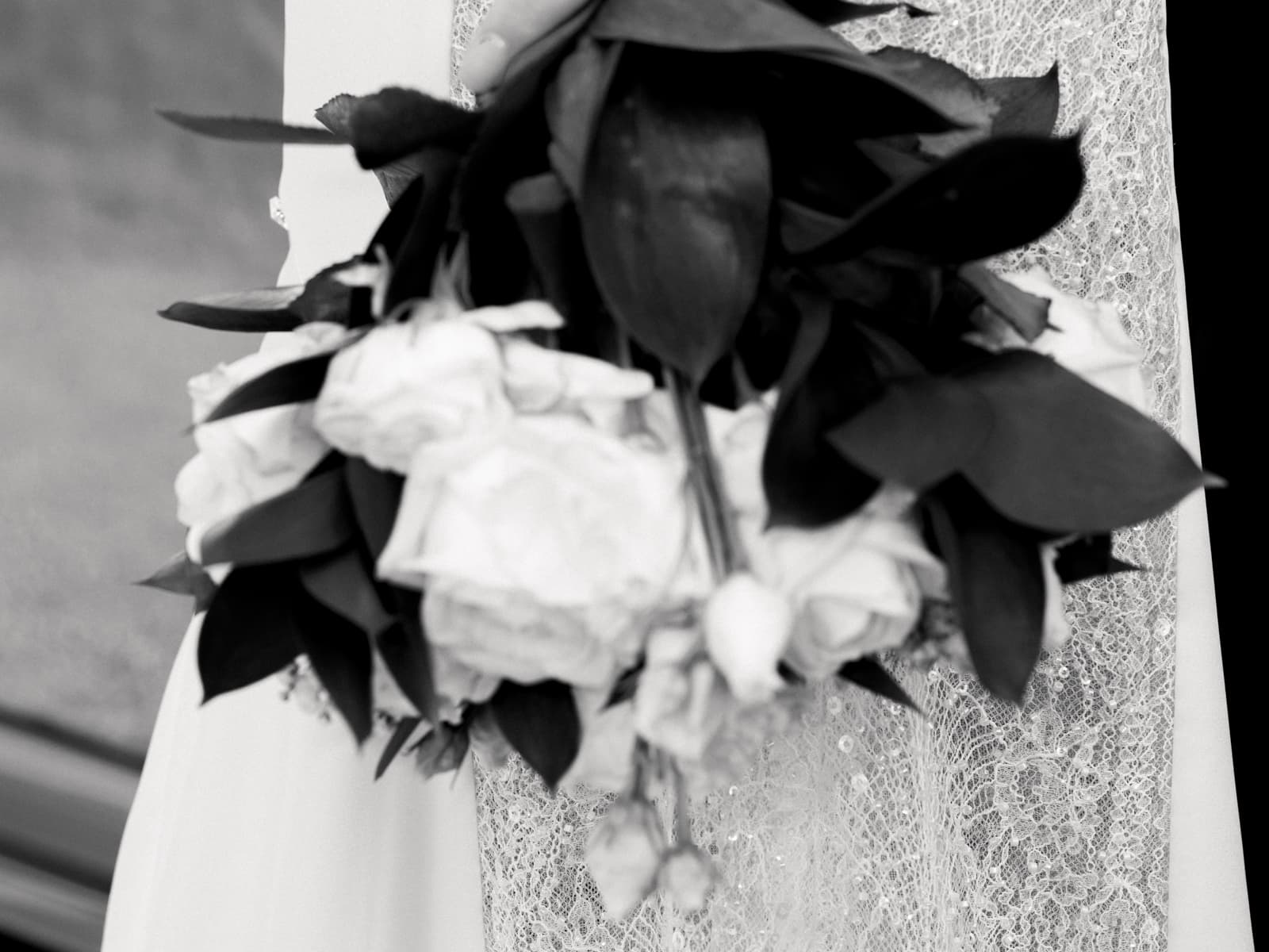 Nahaufnahme Brautstrauß mit weißen Rosen und Spitzenkleid bei Schloss Kartzow Hochzeit