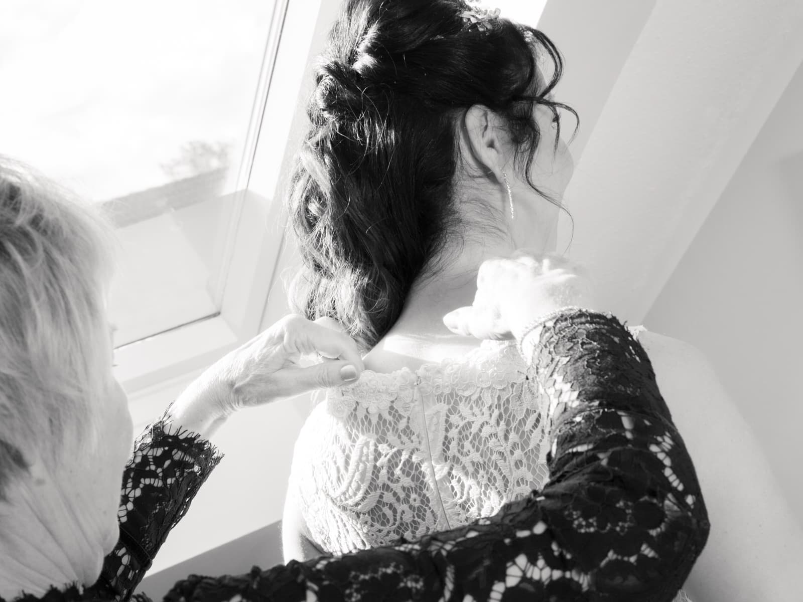 Nahaufnahme Brautkleid-Details während Vorbereitungen