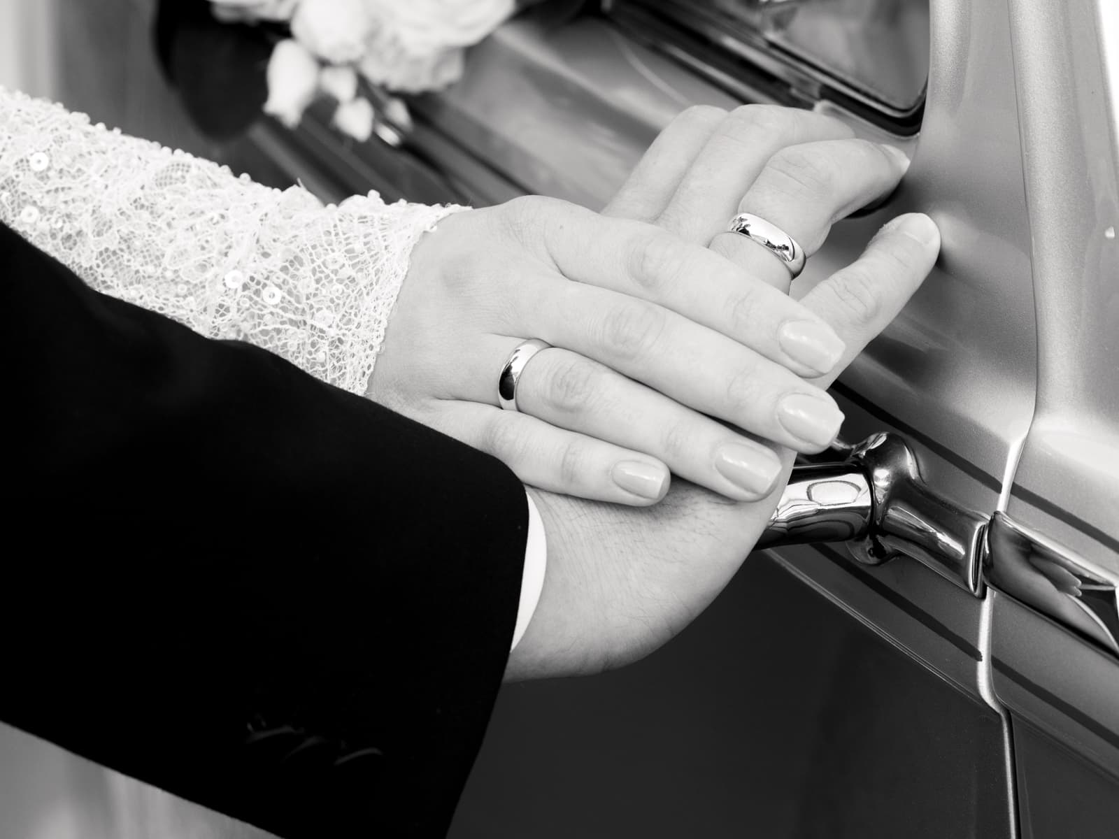 Nahaufnahme Eheringe am Vintage-Auto Detail bei Schloss Kartzow Hochzeit