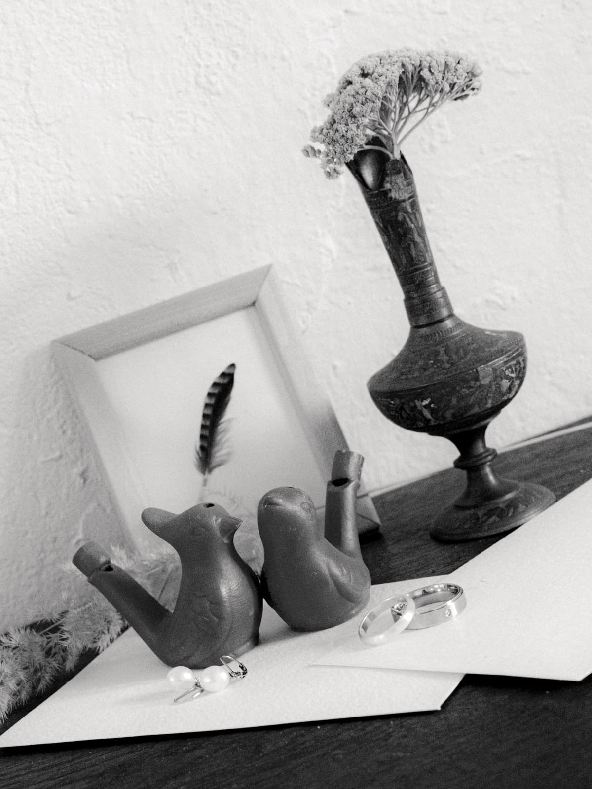 Eheringe mit Vogeldekoration und Blumen in Schwarz-Weiß