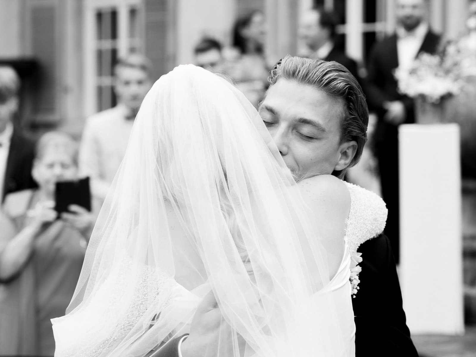 Hochzeitsfotografie Schloss Kartzow - Brautpaar umarmt sich nach Trauung Berlin Brandenburg