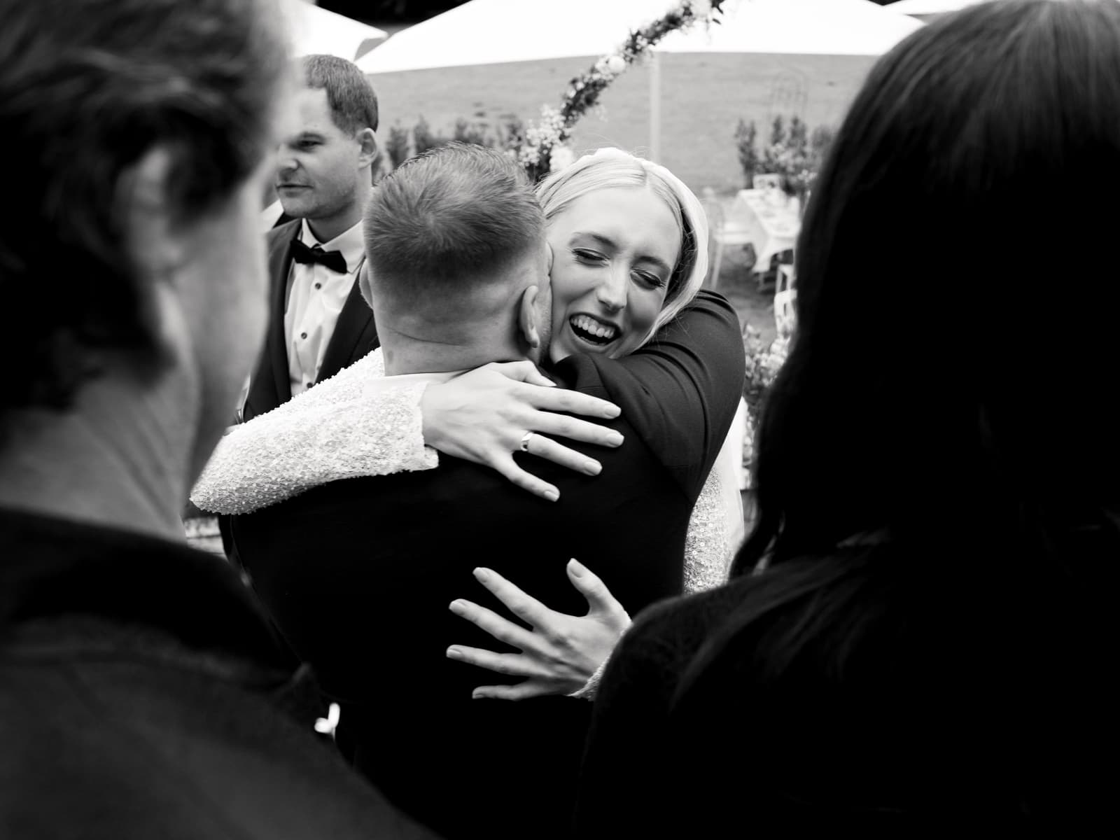 Braut umarmt Gast bei Hochzeit Schloss Kartzow, emotionale Gratulation nach freier Trauung