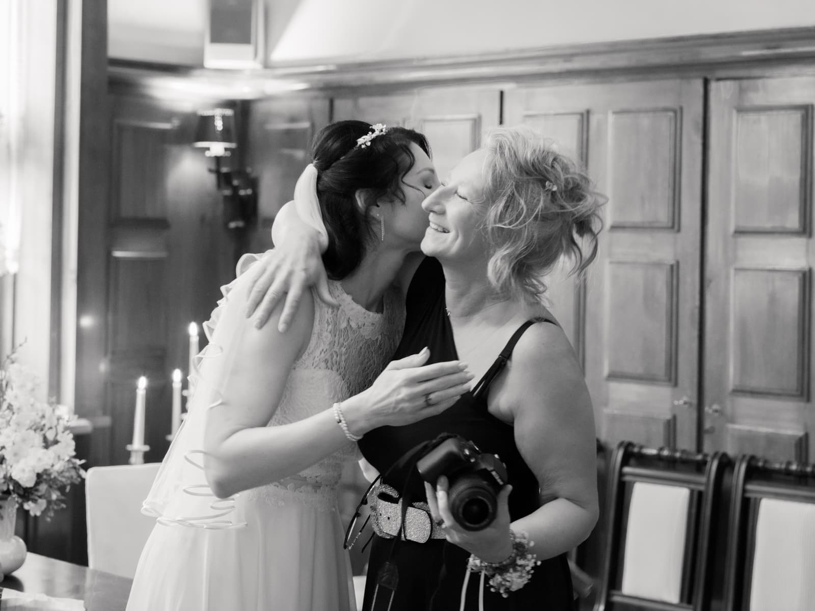 Fotografin und Braut teilen einen emotionalen Moment