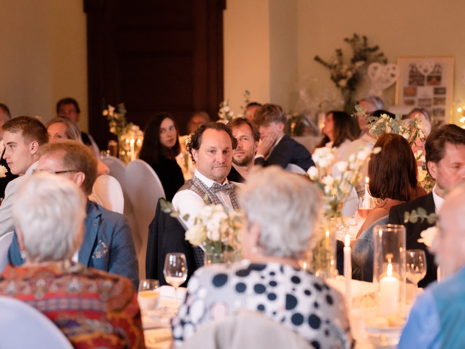 Hochzeitsgäste an festlich gedeckten Tischen mit Kerzen und Blumen - Hochzeitsempfang Schloss Kartzow