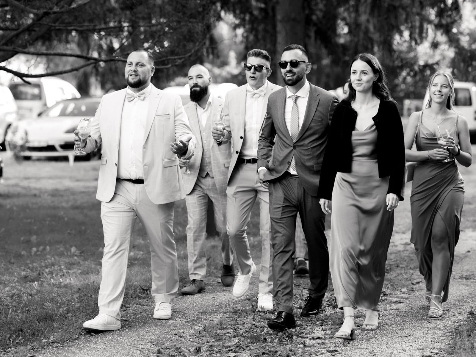 Gruppe eleganter Hochzeitsgäste in festlicher Kleidung im Schlossgarten Kartzow