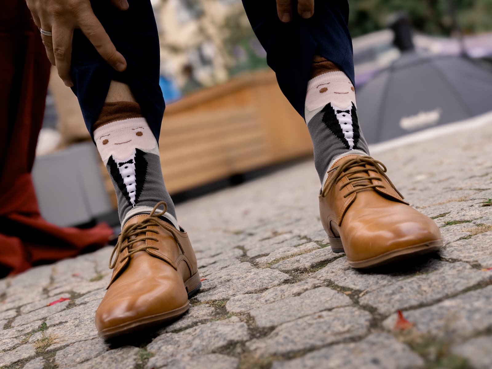 Bräutigam präsentiert lustige Socken mit Smoking-Design