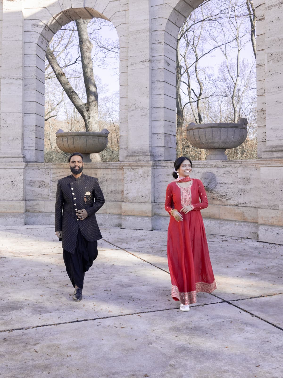 Indisches Brautpaar in voller Pracht traditioneller Hochzeitskleidung