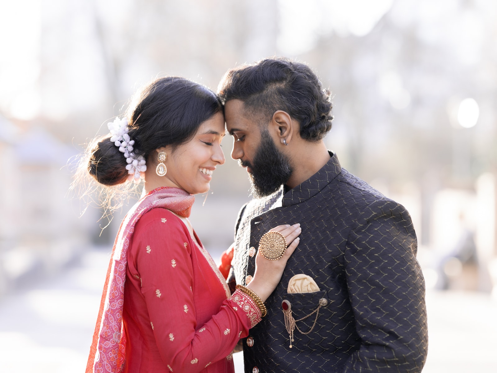 Modernes Portrait eines indischen Brautpaars in urbanem Parkambiente