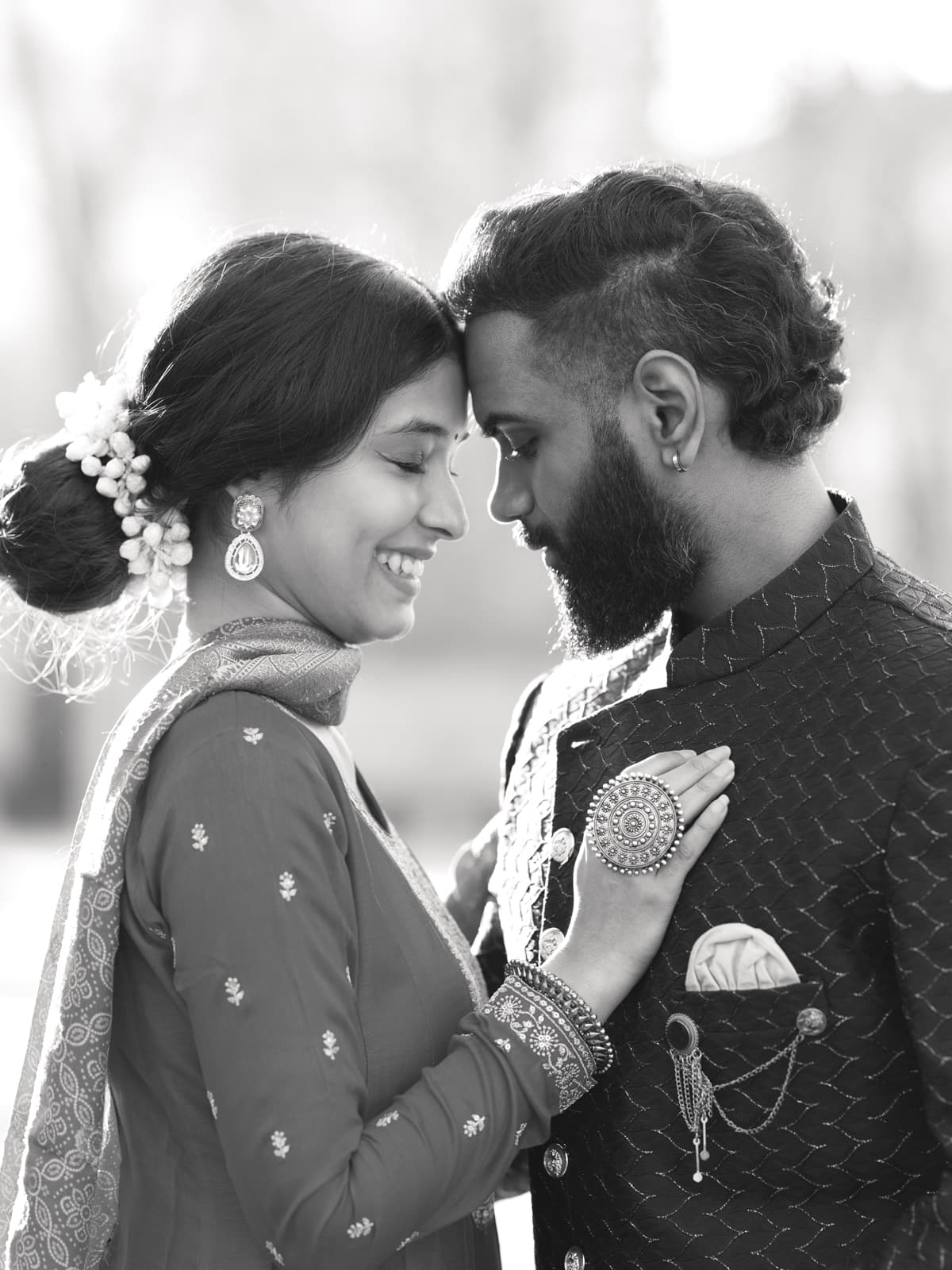 Modernes Portrait eines indischen Brautpaars in urbanem Parkambiente