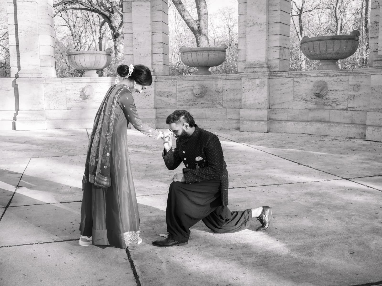Indisches Brautpaar in inniger Pose mit traditionellen Hochzeitsgewändern