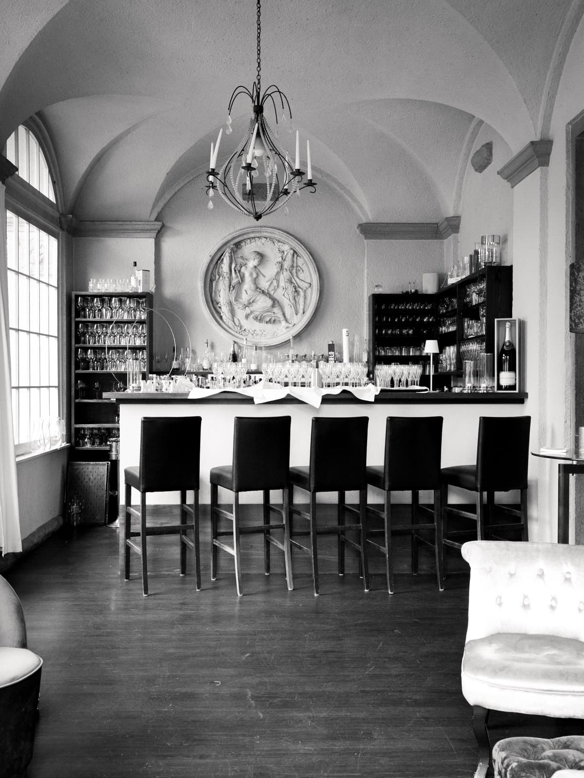 Elegante Bar mit Gewölbedecke und Kronleuchter im Schloss Kartzow, Hochzeitslocation Fotografie